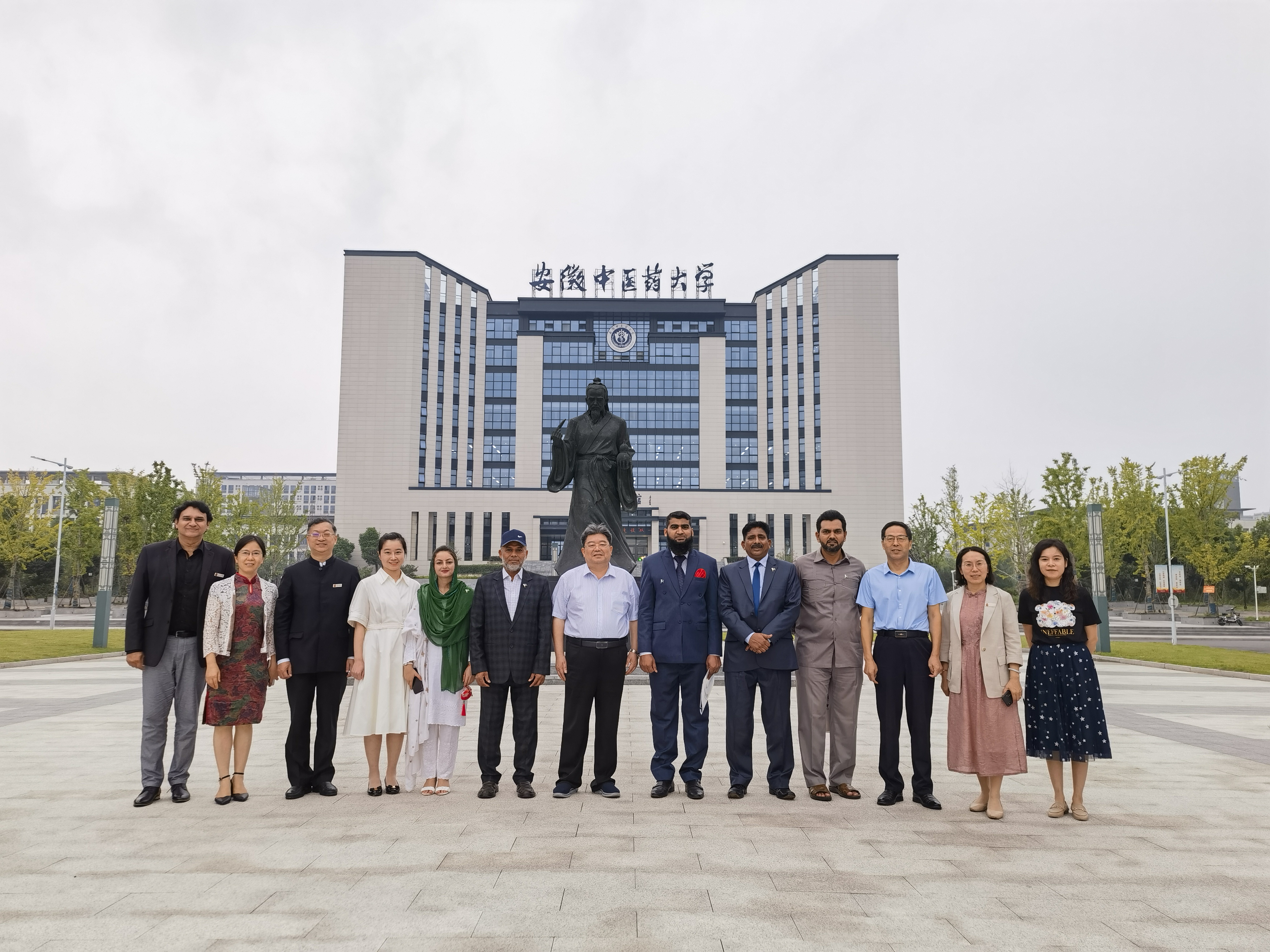 Visited TCM Universities in China Delegation Member to visit the 12 institutes / univresities of Traditional Chinese Medicine (TCM) in China for international c